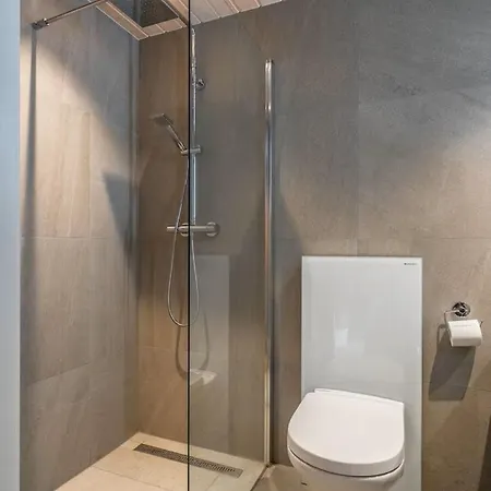 Moderne Ved Sjoen Med Opptil Atte Sengeplasser Apartment Henningsvaer