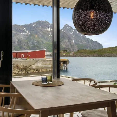 Moderne Ved Sjoen Med Opptil Atte Sengeplasser Henningsvaer