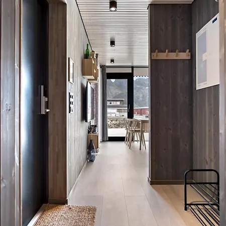 Apartment Moderne Ved Sjoen Med Opptil Atte Sengeplasser Henningsvaer