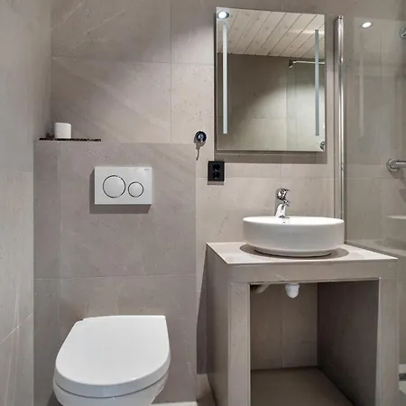 Modern By The Ocean In Henningsvaer, Sleeps 8 *