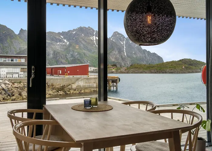 Moderne Ved Sjoen Med Opptil Atte Sengeplasser Henningsvaer