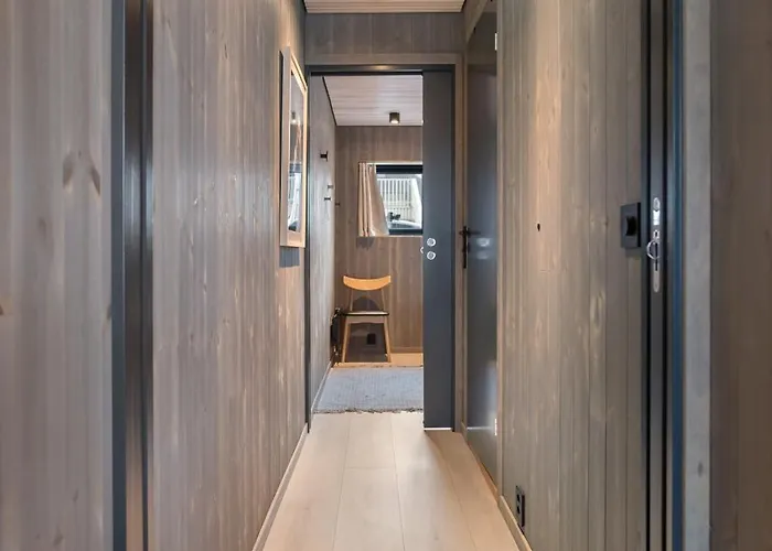 Apartamento Moderne Ved Sjoen Med Opptil Atte Sengeplasser Henningsvaer