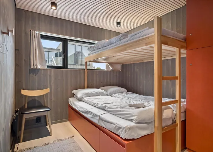 Apartamento Moderne Ved Sjoen Med Opptil Atte Sengeplasser Henningsvaer
