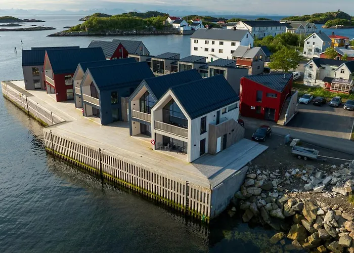 Modern Apartment By The Ocean In Henningsvaer, Sleeps 8